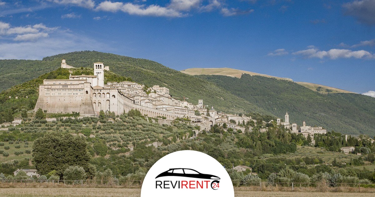Noleggio auto per visitare Assisi con Revirent24 - panorama della citta sulla collina con la Basilica di San Francesco