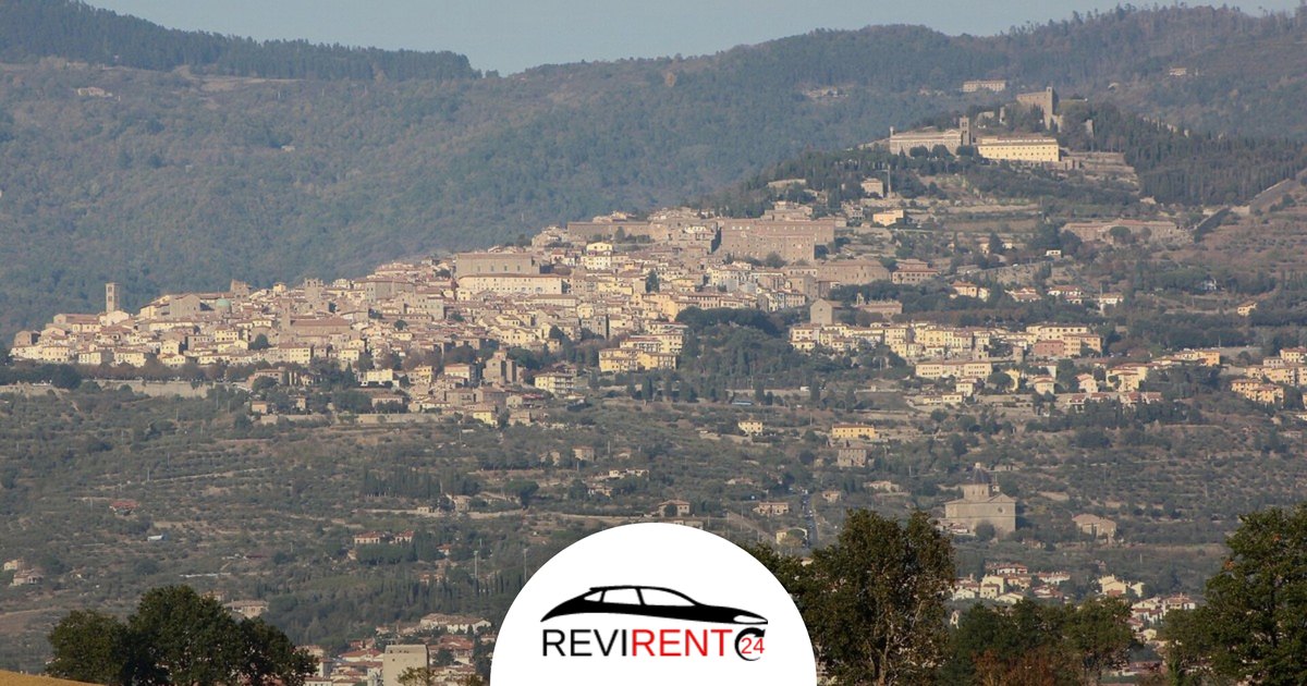 Noleggio auto per visitare Cortona con Revirent24 - panorama della citta etrusca sulla collina della Valdichiana